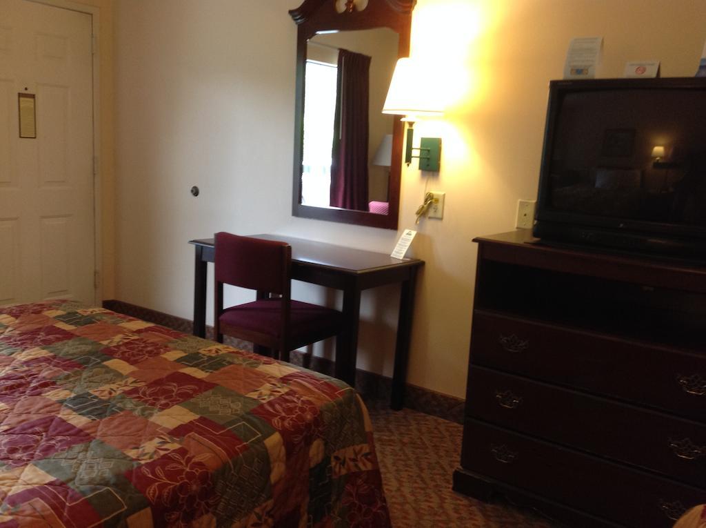 Days Inn - Chapel Hill Bagian luar foto