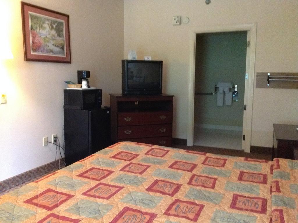Days Inn - Chapel Hill Bagian luar foto