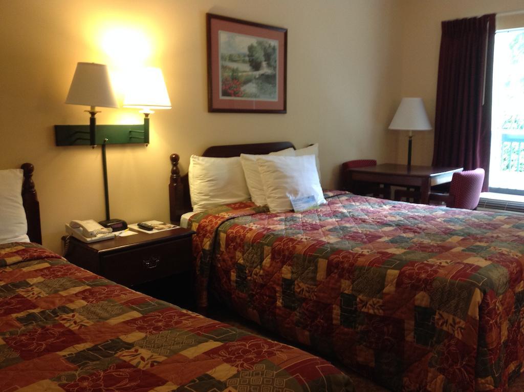 Days Inn - Chapel Hill Bagian luar foto