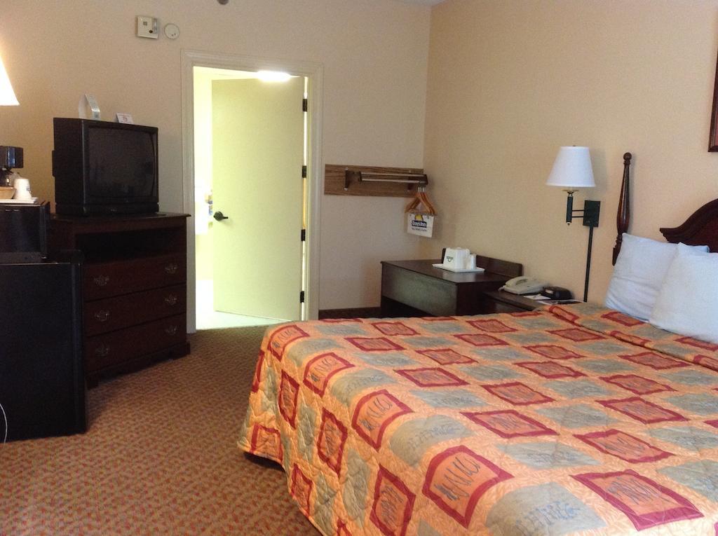 Days Inn - Chapel Hill Bagian luar foto