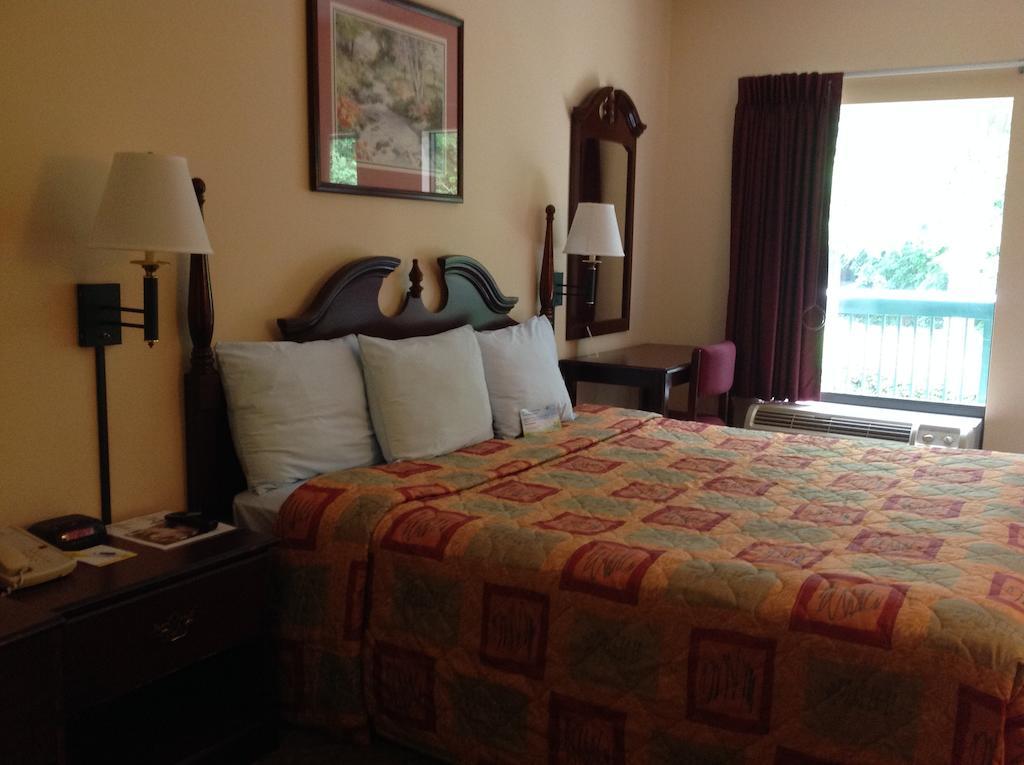 Days Inn - Chapel Hill Bagian luar foto