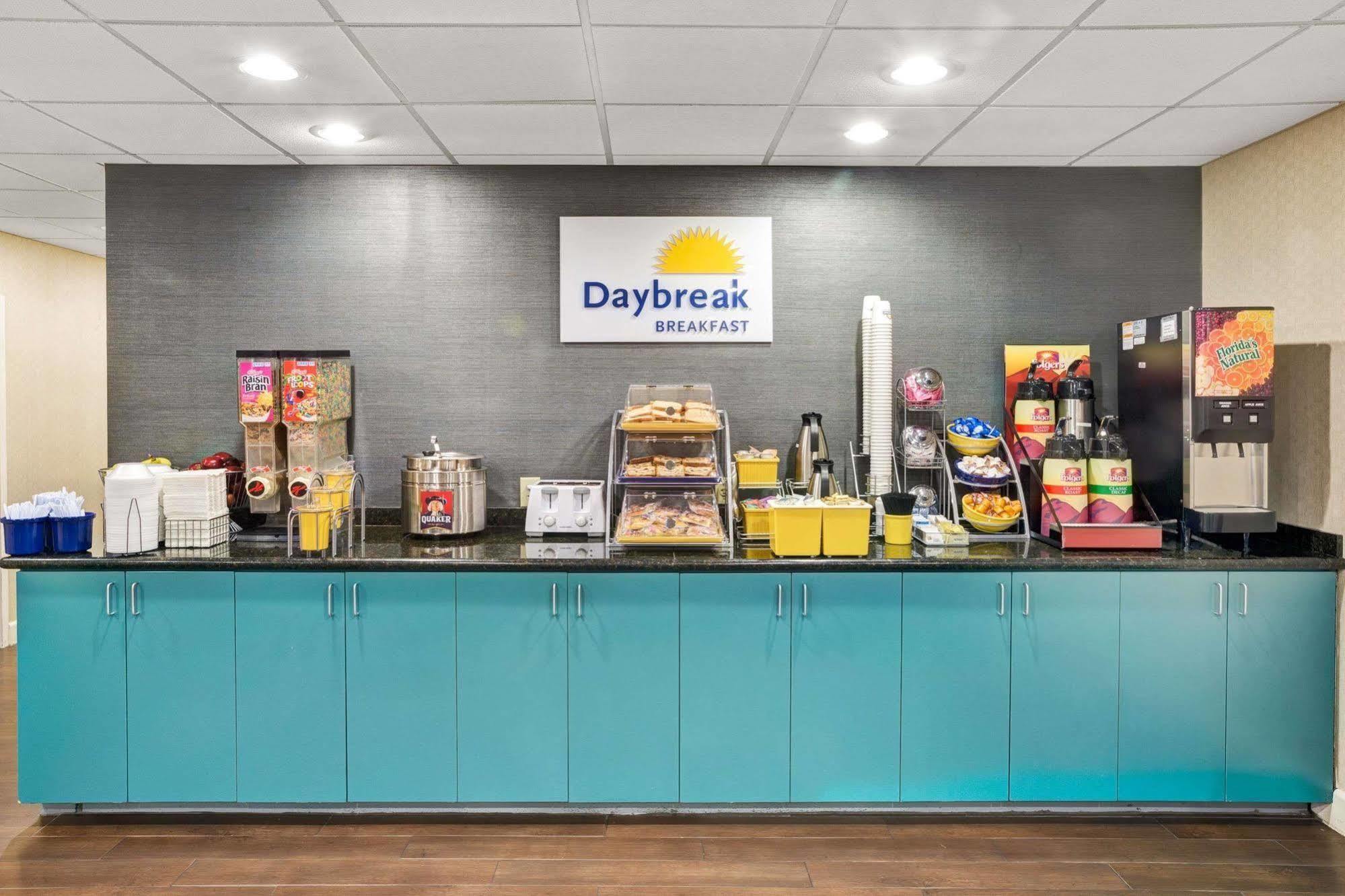 Days Inn - Chapel Hill Bagian luar foto