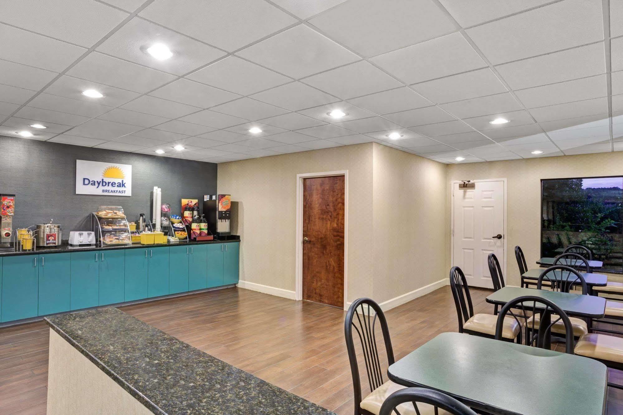 Days Inn - Chapel Hill Bagian luar foto