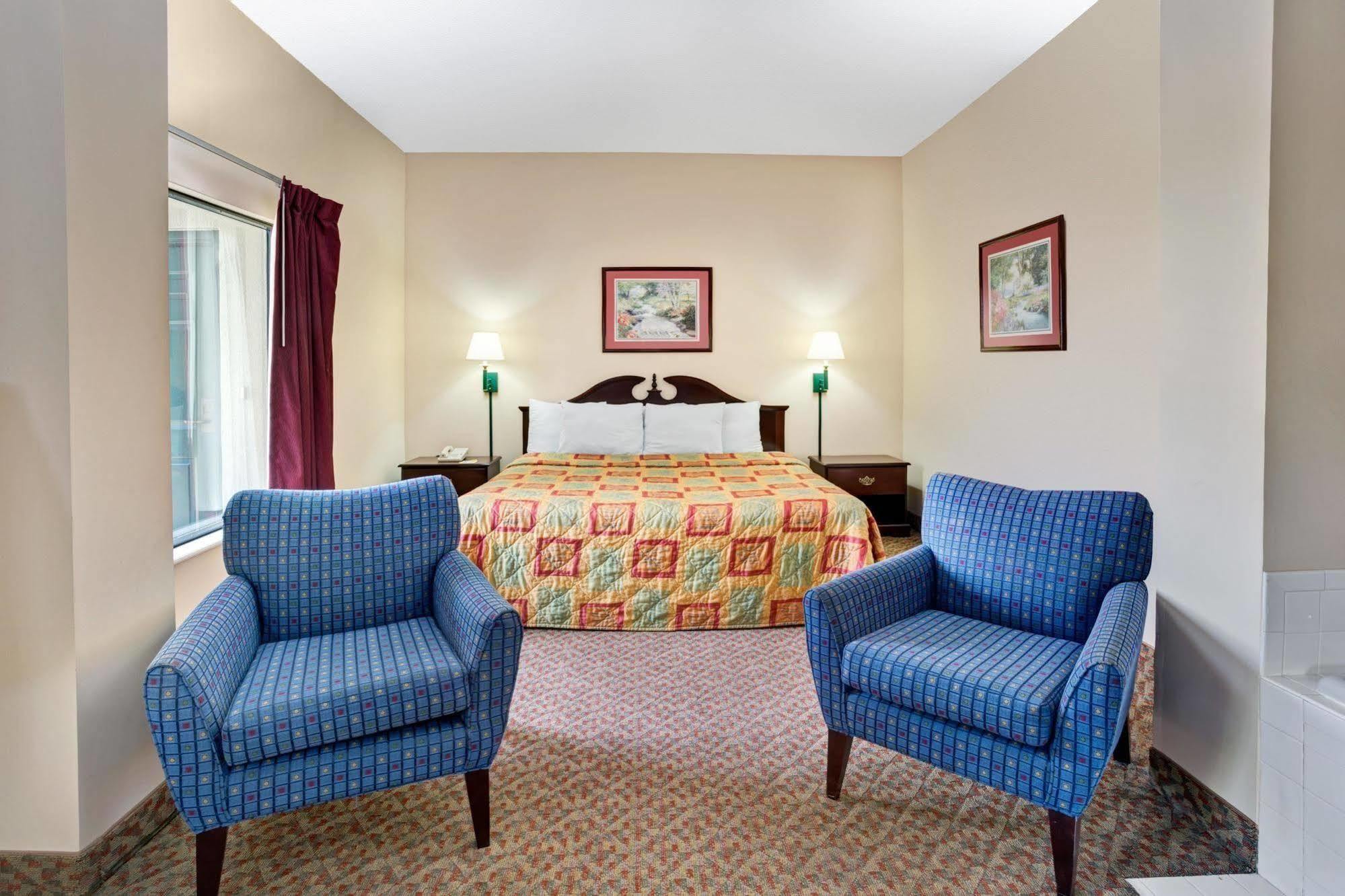 Days Inn - Chapel Hill Bagian luar foto