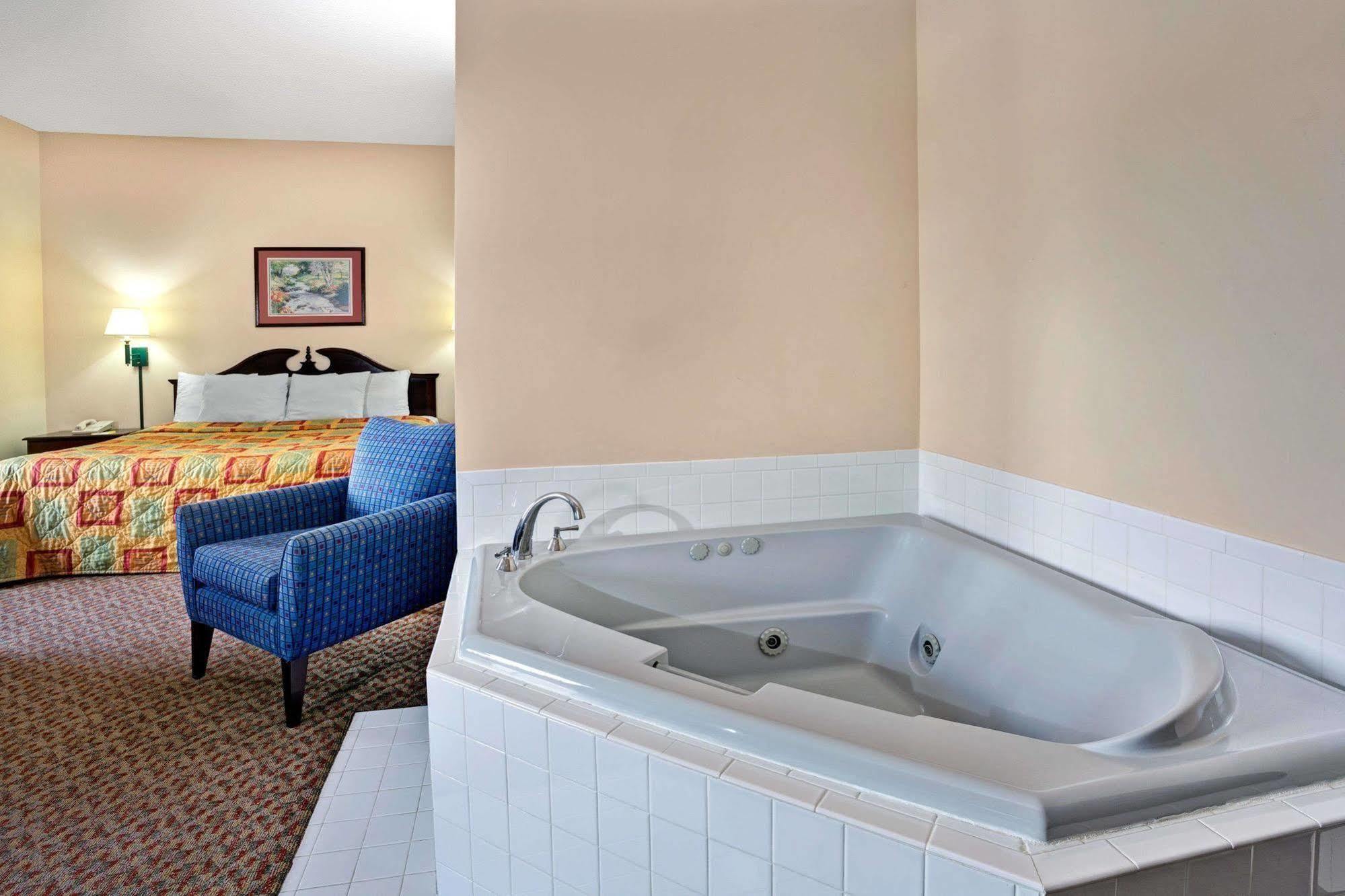 Days Inn - Chapel Hill Bagian luar foto
