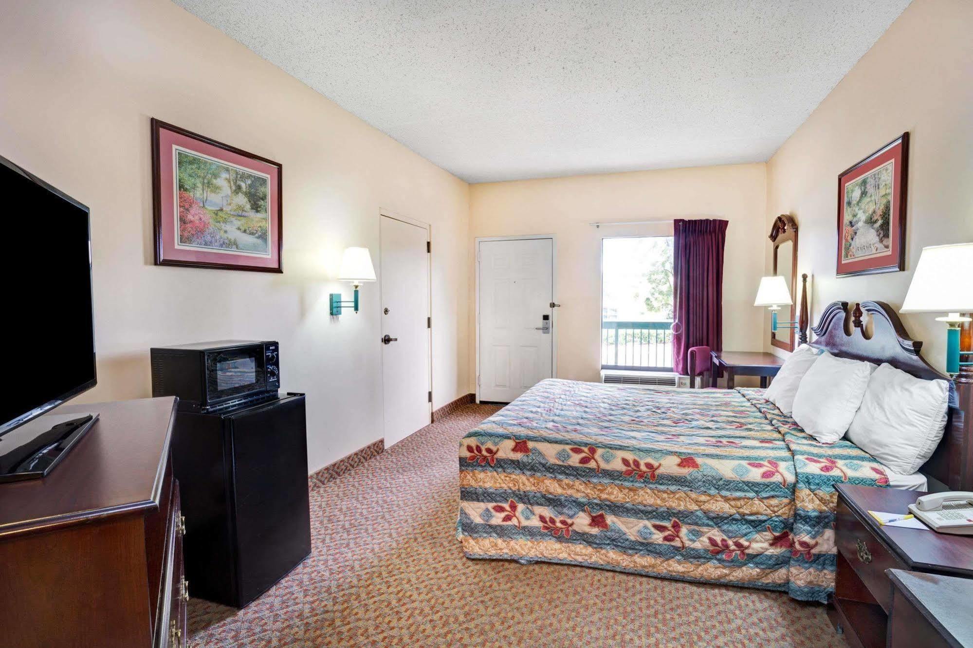 Days Inn - Chapel Hill Bagian luar foto