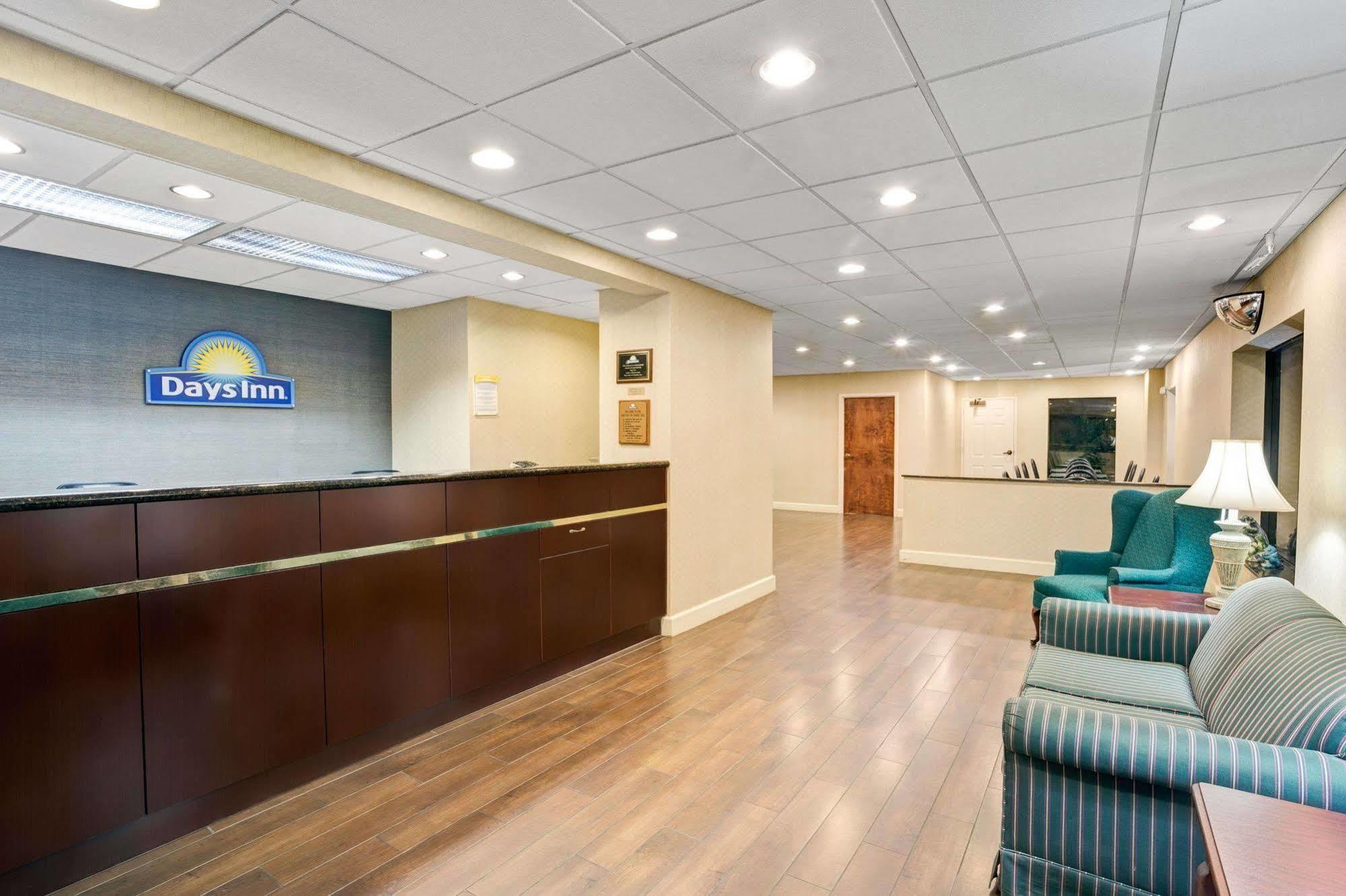 Days Inn - Chapel Hill Bagian luar foto