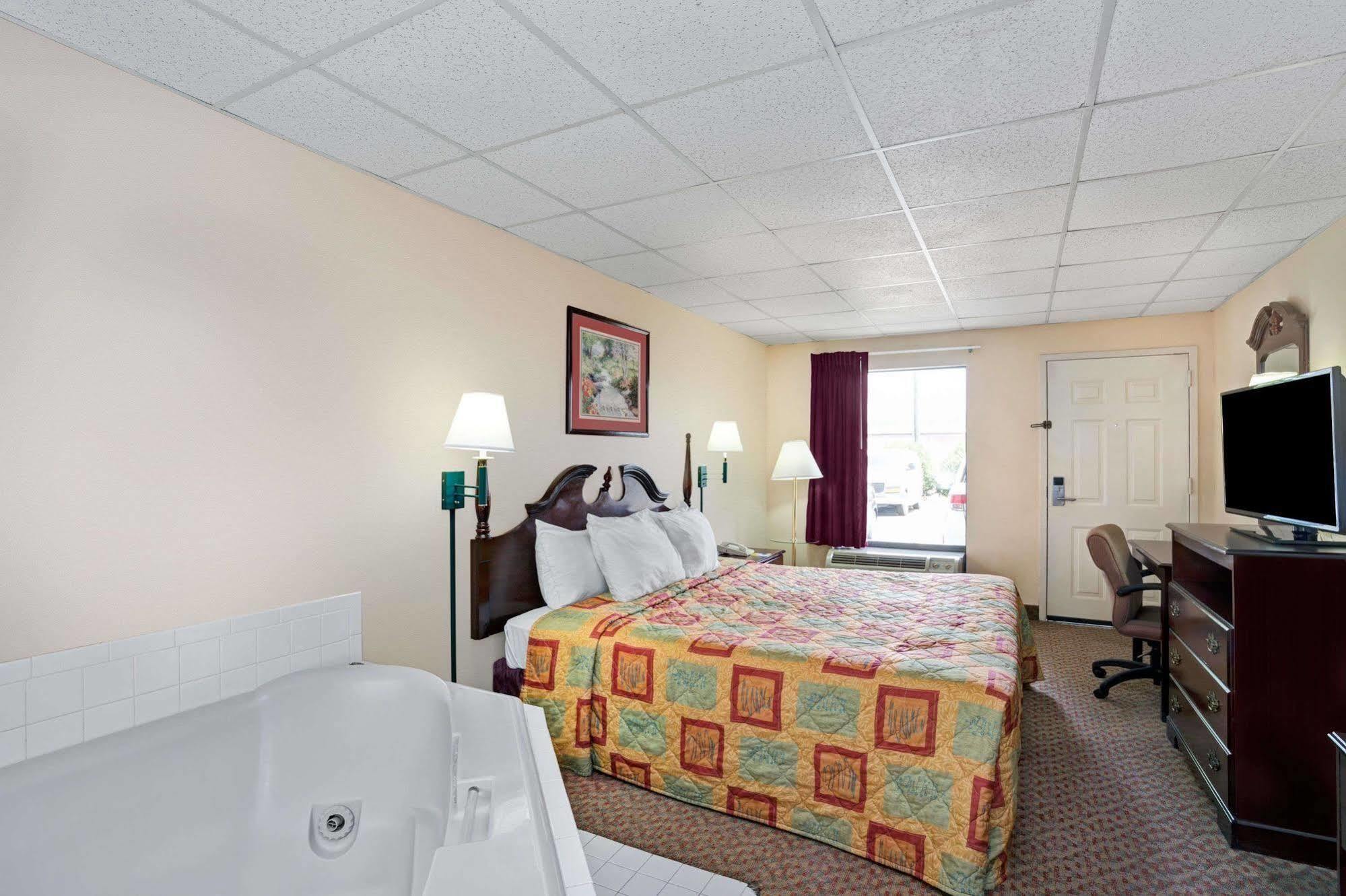 Days Inn - Chapel Hill Bagian luar foto
