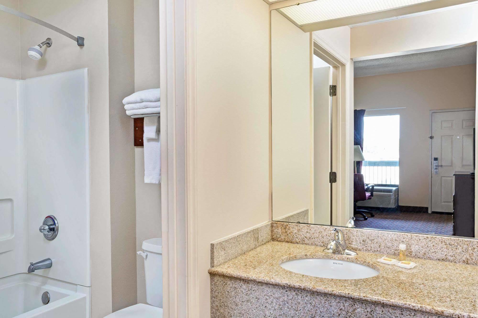 Days Inn - Chapel Hill Bagian luar foto
